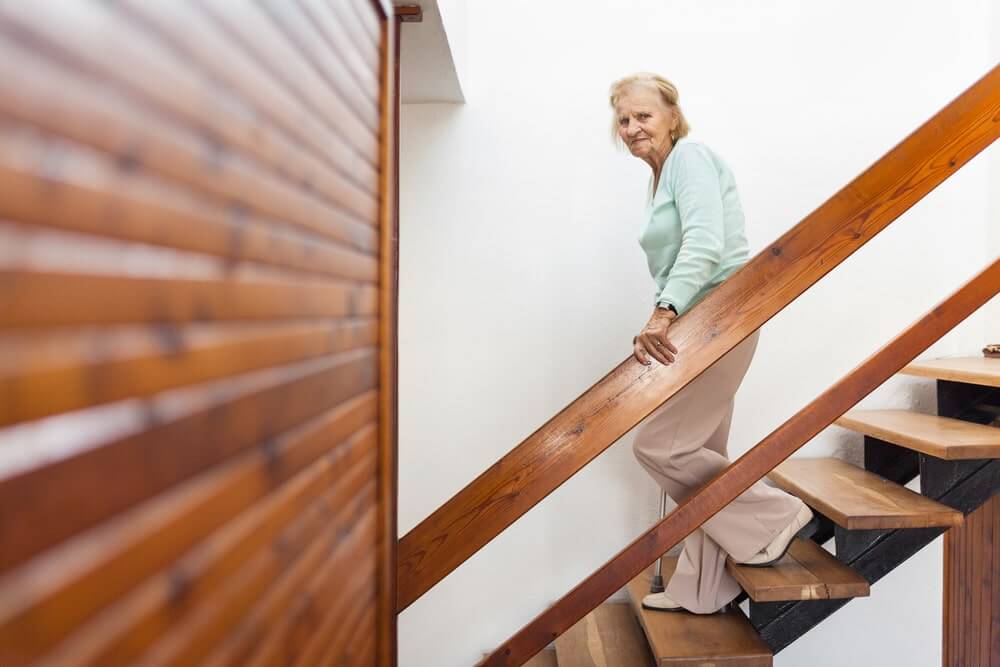 Seniorin auf Treppe