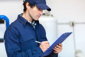 Treppenlift Techniker führt Wartung durch